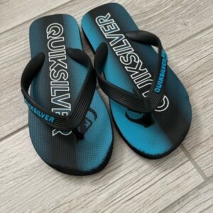 Quicksilver Flip flops Child Size 2/3 Black and Blue